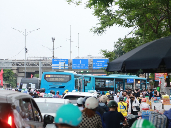 Kết thúc 5 ngày nghỉ lễ, người dân ùn ùn trở lại Thủ đô khiến giao thông ùn tắc - Ảnh 6.