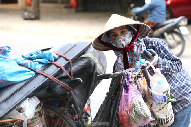 Nhọc nhằn mưu sinh dưới nắng như thi&ecirc;u đốt của những người coi việc nghỉ lễ l&agrave; điều xa vời - Ảnh 5.