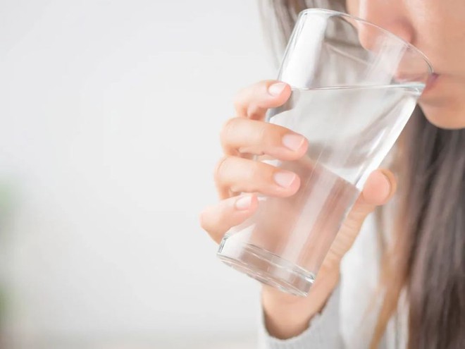 4 triệu chứng sau khi uống nước là lời cầu cứu từ thận của bạn - Ảnh 1.