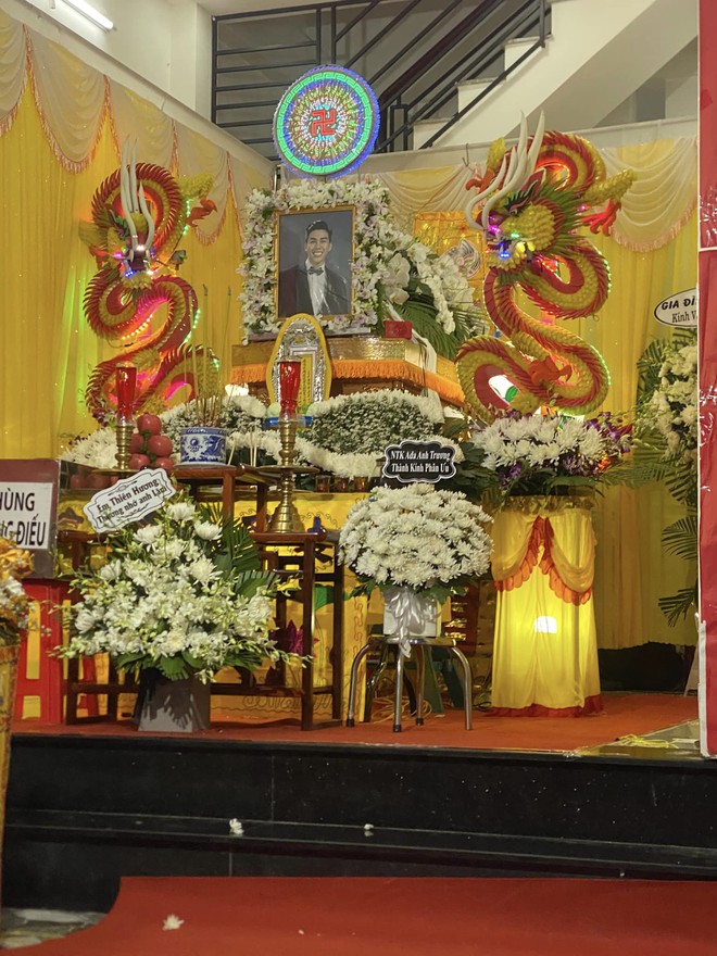Tang lễ Lâm Nguyễn (Người ấy là ai): Bạn bè gửi hoa chia buồn, nụ cười trên di ảnh gây xót xa - Ảnh 2.