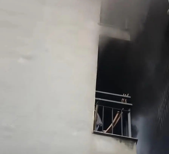 Hà Nội: Cháy nhà 5 tầng trong ngõ trên phố Tam Khương, nhiều người hoảng loạn - Ảnh 1.