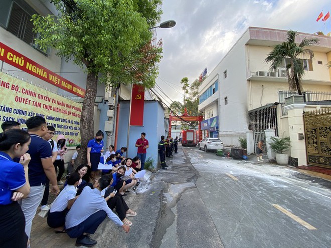 TPHCM: Ch&aacute;y ph&iacute;a sau ng&acirc;n h&agrave;ng MBbank, nh&acirc;n vi&ecirc;n th&aacute;o chạy t&aacute;n loạn - Ảnh 2.