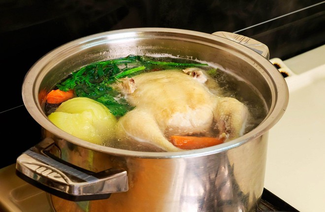 Người Việt nên bỏ ngay thói quen dùng nước luộc gà nấu canh rau cải, đây là lý do - Ảnh 1.