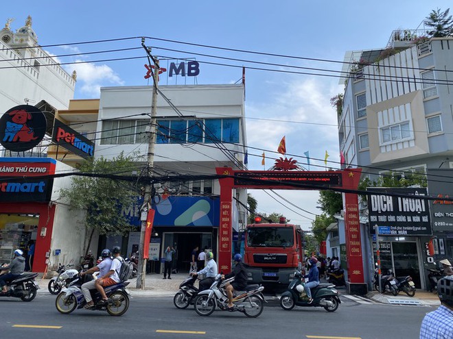 TPHCM: Ch&aacute;y ph&iacute;a sau ng&acirc;n h&agrave;ng MBbank, nh&acirc;n vi&ecirc;n th&aacute;o chạy t&aacute;n loạn - Ảnh 1.