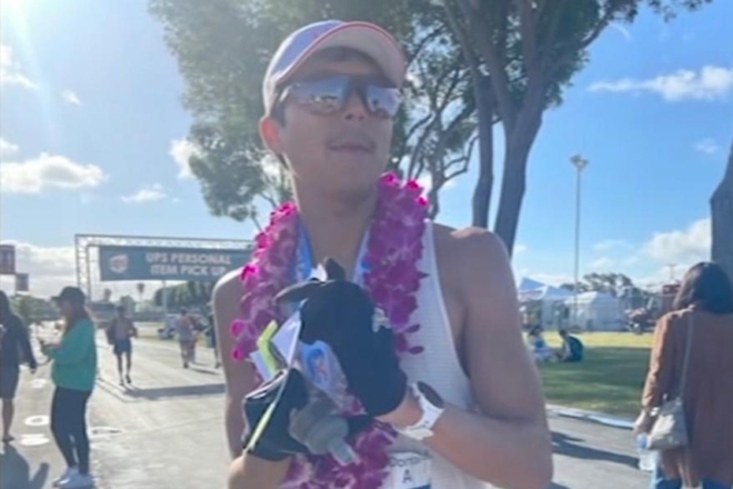 Uống chai nước bố đưa khi đang chạy - Ảnh 1