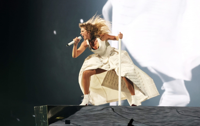 Tràn ngập MXH là hình ảnh Taylor Swift biểu diễn dưới một chiếc đĩa bay quá ảo diệu, album mới đã được thêm vào The Eras Tour! - Ảnh 2.
