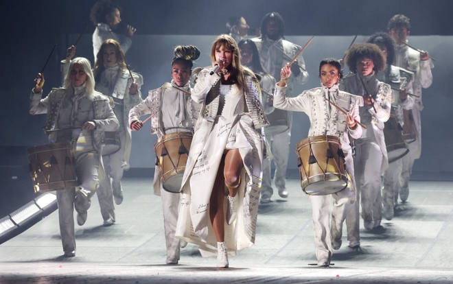 Tràn ngập MXH là hình ảnh Taylor Swift biểu diễn dưới một chiếc đĩa bay quá ảo diệu, album mới đã được thêm vào The Eras Tour! - Ảnh 1.