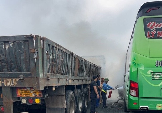 &Ocirc; t&ocirc; kh&aacute;ch ch&aacute;y tr&ecirc;n cao tốc Ph&aacute;p V&acirc;n - Cầu Giẽ, h&agrave;nh kh&aacute;ch hoảng loạn th&aacute;o chạy - Ảnh 1.
