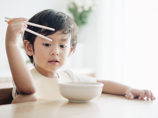 Trẻ d&ugrave;ng đũa sớm rất c&oacute; lợi cho sự ph&aacute;t triển tr&iacute; n&atilde;o: Đ&acirc;u mới l&agrave; độ tuổi ph&ugrave; hợp nhất? - Ảnh 2.