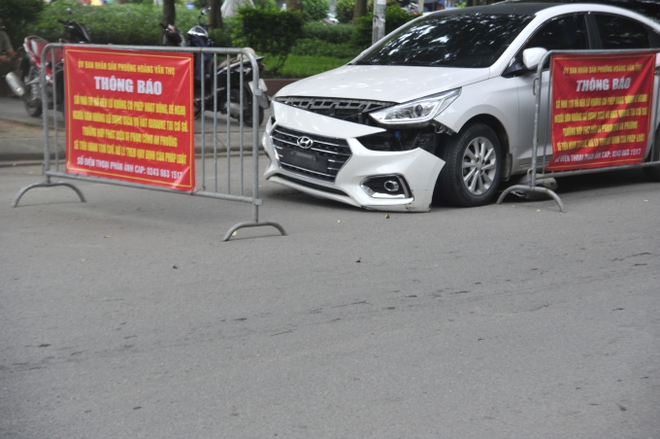 Xôn xao vụ người dân truy đuổi một chiếc ô tô, nghi bị cướp ở quận Hoàng Mai: Chiếc xe đang được giữ nguyên ở hiện trường - Ảnh 2.