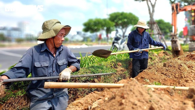 Người lao động ngh&egrave;o oằn m&igrave;nh mưu sinh dưới trời nắng n&oacute;ng như đổ lửa - Ảnh 10.