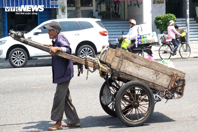 Người lao động ngh&egrave;o oằn m&igrave;nh mưu sinh dưới trời nắng n&oacute;ng như đổ lửa - Ảnh 3.