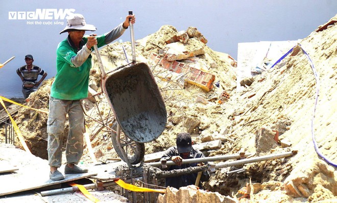 Người lao động ngh&egrave;o oằn m&igrave;nh mưu sinh dưới trời nắng n&oacute;ng như đổ lửa - Ảnh 2.