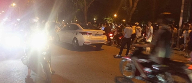 Xôn xao vụ người dân truy đuổi một chiếc ô tô, nghi bị cướp ở quận Hoàng Mai: Chiếc xe đang được giữ nguyên ở hiện trường - Ảnh 1.