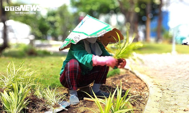 Người lao động ngh&egrave;o oằn m&igrave;nh mưu sinh dưới trời nắng n&oacute;ng như đổ lửa - Ảnh 9.