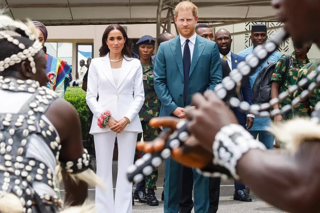 Meghan liên tục chiếm spotlight trong chuyến thăm Nigeria cùng Harry, vẫn gây tranh cãi vì một chiếc váy - Ảnh 5.