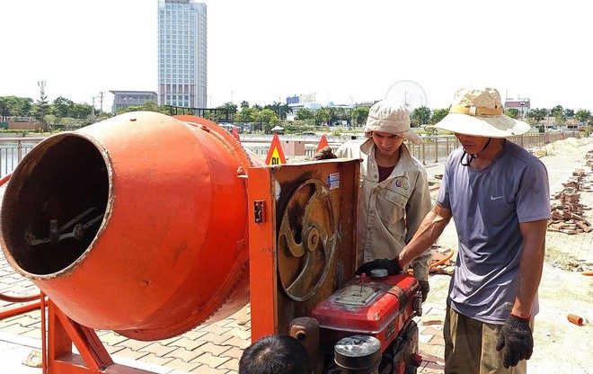 Người lao động ngh&egrave;o oằn m&igrave;nh mưu sinh dưới trời nắng n&oacute;ng như đổ lửa - Ảnh 8.