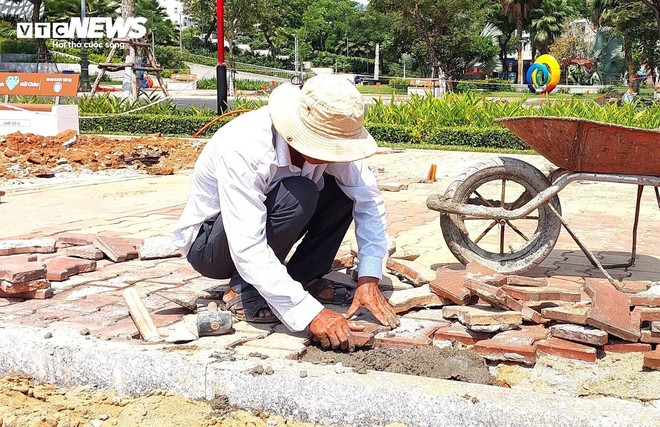 Người lao động ngh&egrave;o oằn m&igrave;nh mưu sinh dưới trời nắng n&oacute;ng như đổ lửa - Ảnh 7.