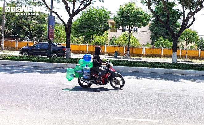 Người lao động ngh&egrave;o oằn m&igrave;nh mưu sinh dưới trời nắng n&oacute;ng như đổ lửa - Ảnh 6.