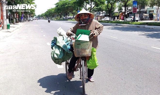 Người lao động ngh&egrave;o oằn m&igrave;nh mưu sinh dưới trời nắng n&oacute;ng như đổ lửa - Ảnh 5.