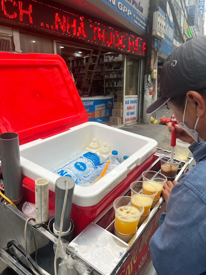 Thức uống đánh bại trà sữa, có mặt khắp đường phố Hà Nội: Rẻ, ngon nhưng hãy ghi nhớ 2 điều quan trọng khi dùng - Ảnh 1.