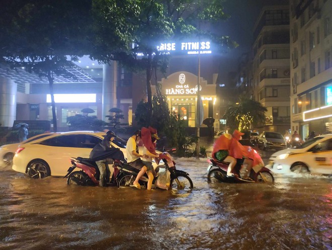 Mưa tầm tã suốt nhiều tiếng, đường phố Hà Nội ngập nặng khiến nhiều xe chết máy, người dân chật vật dắt bộ - Ảnh 15.