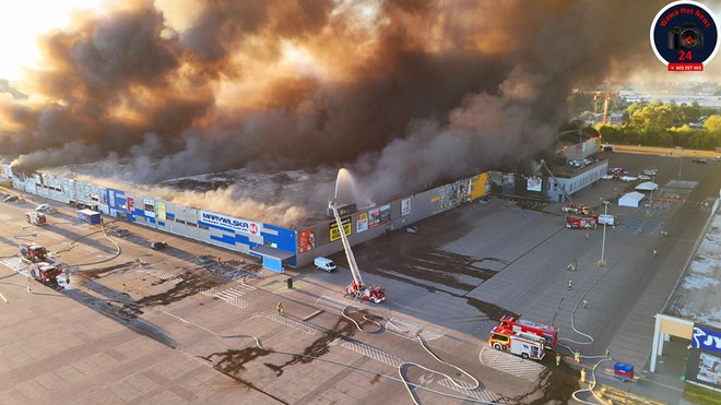 NÓNG: Cháy dữ dội tại siêu thị ở Ba Lan nơi có nhiều người Việt Nam kinh doanh, video từ trên cao tiết lộ hiện trường kinh hoàng - Ảnh 7.