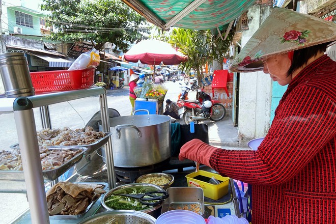 Người mẹ một tay và gánh cháo quận 4 nuôi con gái vào Đại học Y dược TP.HCM - Ảnh 2.