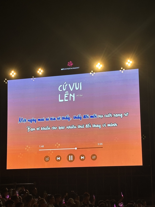 Mỹ Tâm mời fan cứng bị bệnh đến xem liveshow, bật karaoke lên màn hình để hàng nghìn fan hát cùng nhau! - Ảnh 3.