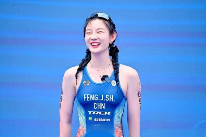 Nữ VĐV gây tranh cãi vì trang điểm, mặc đồ bơi ngắn khi thi đấu - Ảnh 4.