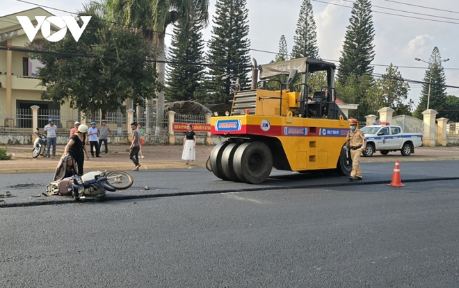 Va chạm với xe lu, một cháu bé tử vong - Ảnh 1.