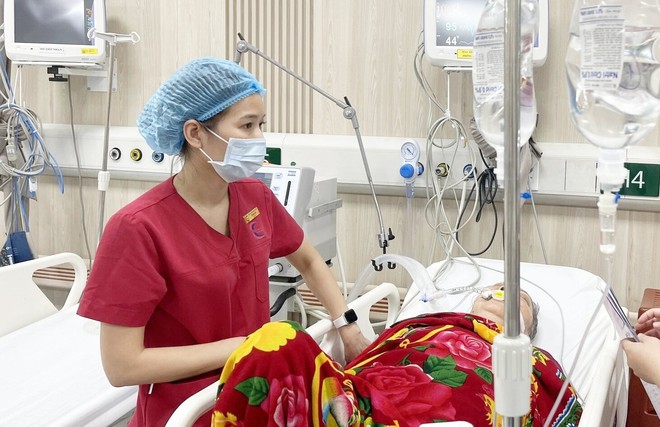 Nữ điều dưỡng Bệnh viện Bạch Mai chia sẻ chuyện giành giật sự sống cho bệnh nhân - Ảnh 1.