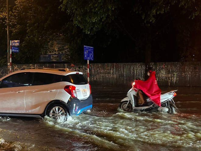 Mưa tầm tã suốt nhiều tiếng, đường phố Hà Nội ngập nặng khiến nhiều xe chết máy, người dân chật vật dắt bộ - Ảnh 20.