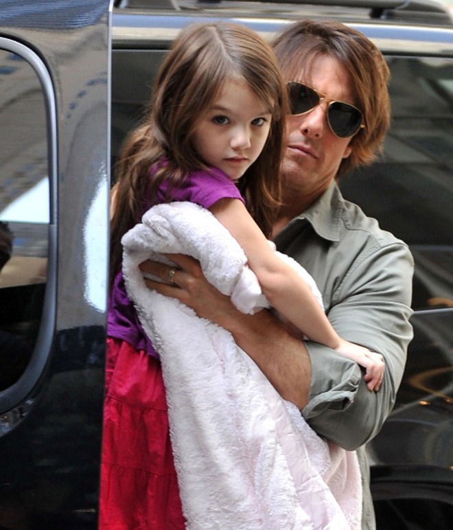 Vừa tròn 18 tuổi và bị cắt trợ cấp, Suri Cruise bỏ ngay họ của cha ruột Tom Cruise - Ảnh 4.