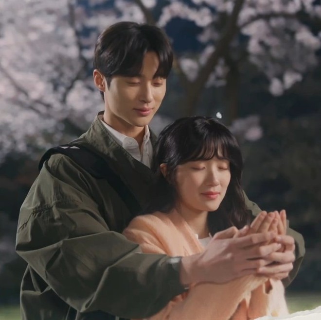 Cõng Anh Mà Chạy tập 11: Byeon Woo Seok - Kim Hye Yoon có cảnh hôn ngọt lịm tim khiến netizen bấn loạn - Ảnh 3.