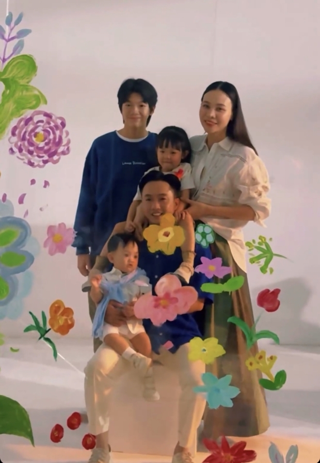 Cậu cả Subeo điển trai trong khung ảnh gia đình, hành động của Đàm Thu Trang ở hậu trường gây chú ý - Ảnh 5.