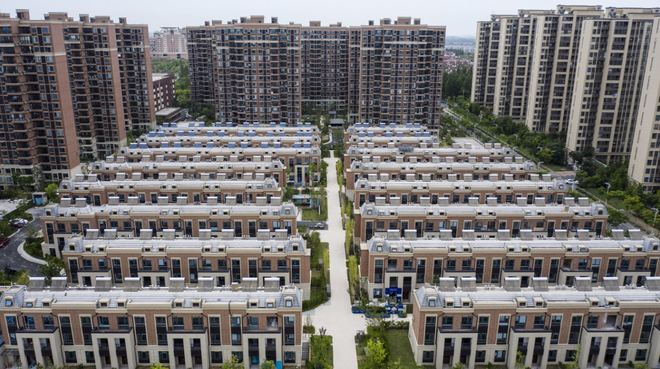 Tình thế khó khăn của các nhà phát triển BĐS Trung Quốc khiến người dân “cảm thấy như bị lừa”: 1.500 người mua nhà 8 năm vẫn chưa thấy bóng dáng căn hộ, thậm chí bị yêu cầu trả thêm tiền - Ảnh 1.