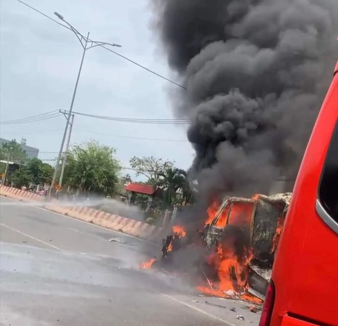 Tai nạn liên hoàn giữa 4 ô tô, 1 xe bốc cháy, nhiều người bị thương ở Bình Phước - Ảnh 2.