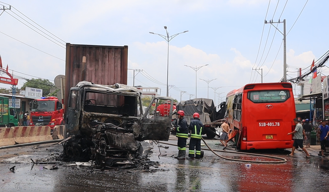 Hiện trường vụ tai nạn liên hoàn khiến một xe bốc cháy, nhiều người bị thương - Ảnh 1.