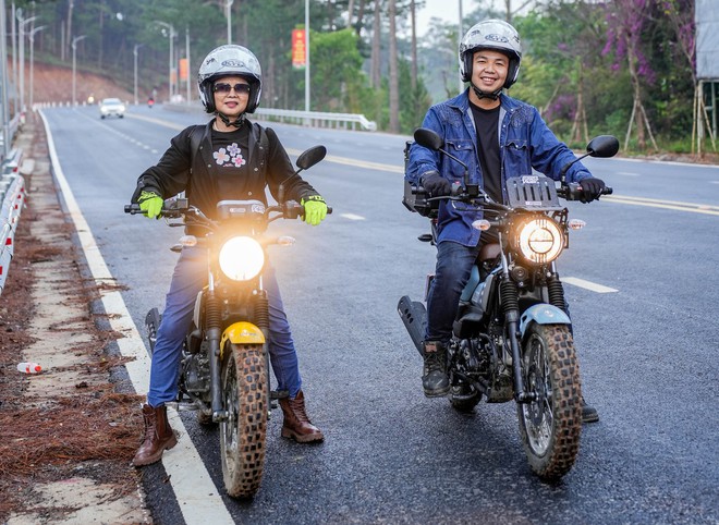 Mẹ U60 cùng con trai đi phượt hàng nghìn cây số bằng xe máy địa hình - Ảnh 1.