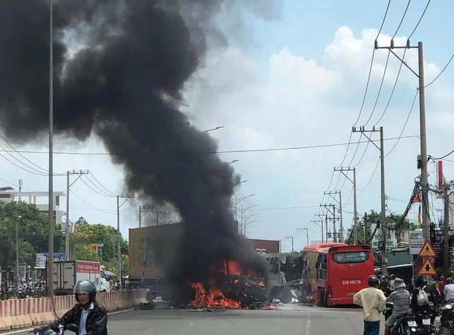 Tai nạn liên hoàn giữa 4 ô tô, 1 xe bốc cháy, nhiều người bị thương ở Bình Phước - Ảnh 1.