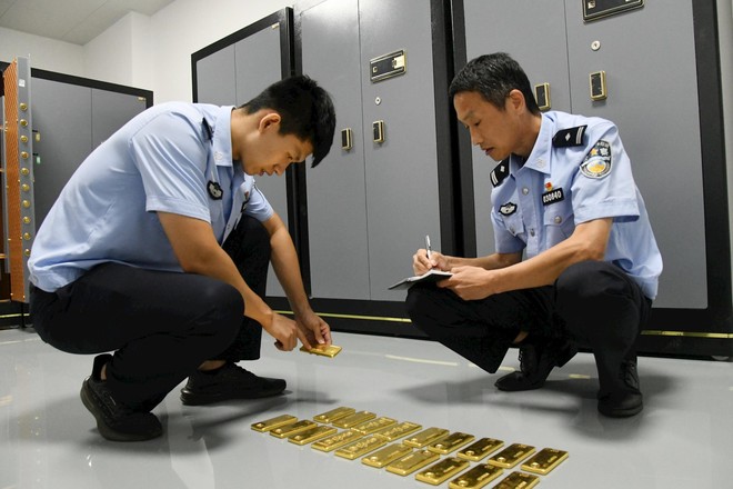 Theo dõi người đàn ông chi 2,8 tỷ đồng mua vàng, 2 tuần liên tục mua cao bán thấp, cảnh sát phát hiện hành vi phạm tội xuyên biên giới - Ảnh 1.