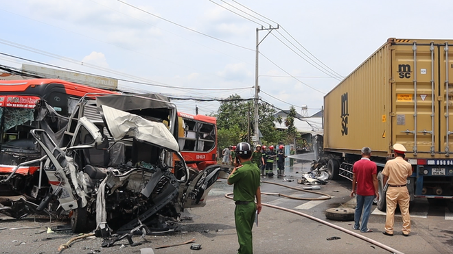 Hiện trường vụ tai nạn liên hoàn khiến một xe bốc cháy, nhiều người bị thương - Ảnh 8.