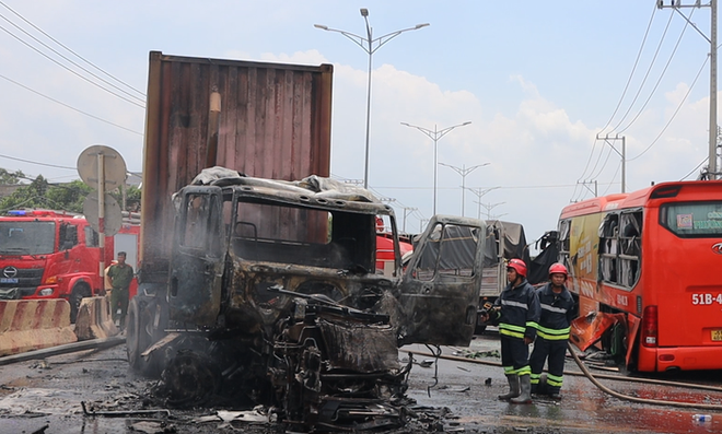Hiện trường vụ tai nạn liên hoàn khiến một xe bốc cháy, nhiều người bị thương - Ảnh 7.