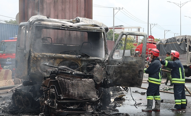 Hiện trường vụ tai nạn liên hoàn khiến một xe bốc cháy, nhiều người bị thương - Ảnh 6.