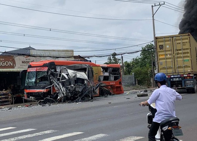 Hiện trường vụ tai nạn liên hoàn khiến một xe bốc cháy, nhiều người bị thương - Ảnh 5.