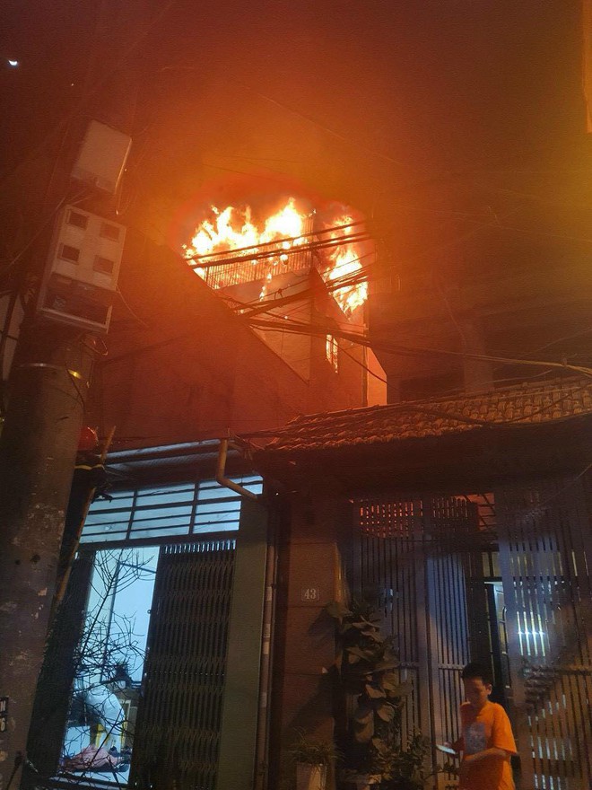 Hiện trường vụ cháy ở Vũ Tông Phan, nhiều người hốt hoảng tràn ra đường theo dõi - Ảnh 2.