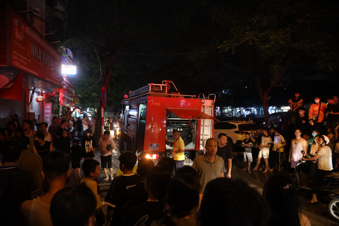 Hiện trường vụ cháy ở Vũ Tông Phan, nhiều người hốt hoảng tràn ra đường theo dõi - Ảnh 4.