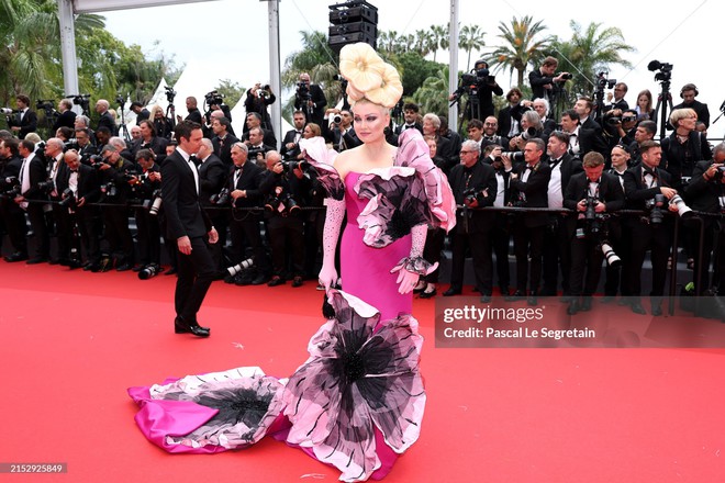 Thảm đỏ khai mạc LHP Cannes 2024: Heidi Klum hóa công chúa lấn lướt Quan Hiểu Đồng - Chompoo, sao Trung Quốc làm lố chiếm spotlight - Ảnh 37.