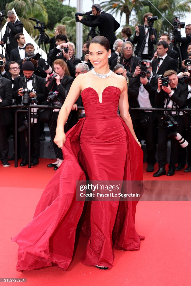 Thảm đỏ khai mạc LHP Cannes 2024: Heidi Klum hóa công chúa lấn lướt Quan Hiểu Đồng - Chompoo, sao Trung Quốc làm lố chiếm spotlight - Ảnh 26.